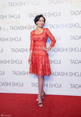 高清组图：刘嘉玲蕾丝红裙优雅妩媚显女人味