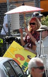 幻灯：卡梅隆-迪亚兹新片热拍 露脐装热裤秀身材