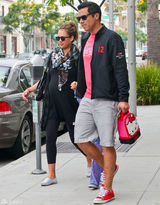 高清图：杰西卡-阿尔芭全家出行 女儿调皮可爱