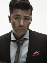 组图：柳小海黑白映像曝光 眼神忧郁展熟男风采