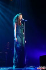 组图：吴雨霏广州首开个唱 抱病演出封女铁人