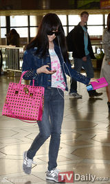 组图：少女时代赴日开唱 素颜休闲装扮亮相机场