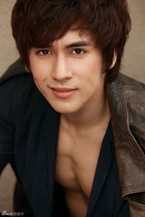 组图：张伦硕诱惑系写真半裸大秀八块腹肌