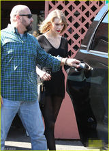 组图：斯威夫特穿性感透视装上街 超短裙秀玉腿