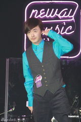 组图：泳儿演唱会带病上阵 险象环生幸无大碍