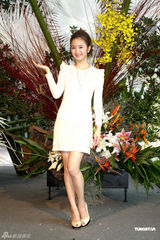 组图：林依晨化身娇俏花仙子 白衣出镜温婉可人