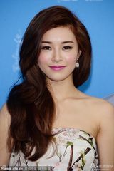 组图：文咏珊山水图案抹胸连身裙亮相柏林