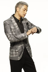 组图：吉杰《想家》推新年写真 白色短发显忧郁