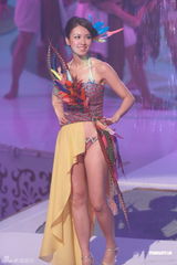 组图：2012港姐竞选现场 众佳丽泳装表演