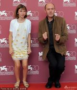 组图：《过路天使》发布 主演亮相搞怪玩大跳