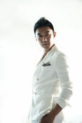 组图：王新时尚大片优雅冷酷展多重魅力