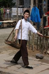 组图：张翰魏晨朱梓骁下乡“改造” 农夫装扮录节目