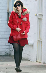 高清图：佐伊-丹斯切尔圣诞街拍红色外套搭短裙