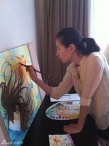 组图：董洁居家素颜作画 私密草图首度曝光