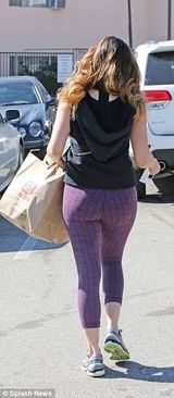 组图：凯莉-布鲁克与男友浪漫徒步 享甜蜜拥吻