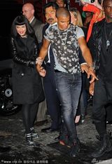 组图：麦当娜与男友十指紧扣 变娇羞小女人