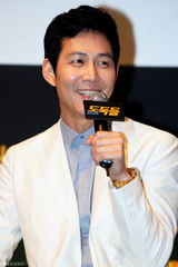 高清组图：金秀贤金慧秀牵手造势全智贤露背抢镜