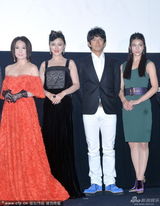 组图：温碧霞献唱中国电影周 红裙露乳沟秀美背