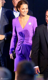 组图：凯特紫色深V裙加拿大亮相 笑容性感迷人