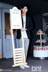 组图：金秀贤帅气夹克装出席某甜品开业典礼