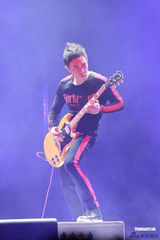 组图：黄贯中红馆卖力开唱 陈豪林保怡等助阵