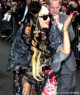 组图：Lady Gaga火辣造型录影 向歌迷献吻撒花