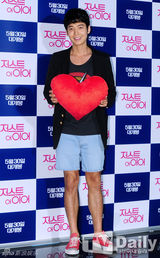 组图：郑京浩金素恩等捧爱心支持英国影片试映