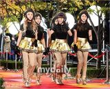 组图：李钟硕GD等闪耀颁奖红毯 女偶像尴尬跌倒