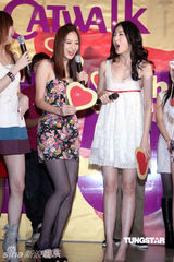 幻灯图：林志玲助阵模特公司开工 泳装环节趣味十足