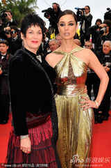 组图：贝纳尼丝吊带裙显波涛汹涌