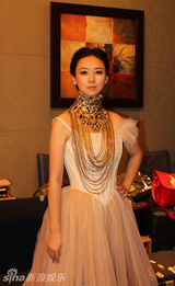 组图：百变翁虹T台“解缚” 跨越时代优雅回归 