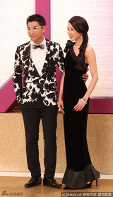 组图：钟嘉欣天鹅绒礼服成熟 牵手陈展鹏