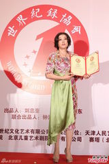 组图：刘晓庆话剧超百场破纪录 开怀大笑比V字