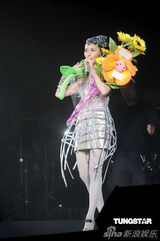 高清图：孙燕姿化身未来战士香港开唱 谢安琪做嘉宾