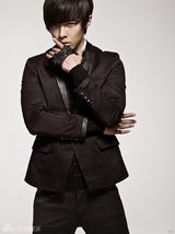 组图：台湾当红小生唐禹哲服饰大片 展秋冬新锐姿态