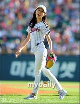 组图：韩星白珍熙为棒球比赛开球清纯阳光