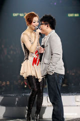 幻灯：郑秀文许志安相拥献唱 梁洛施李嘉欣捧场