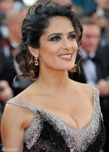 组图：海耶克戛纳携夫走秀 深V黑裙大秀傲人双峰