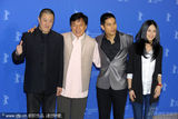幻灯图：《大兵小将》柏林首映 成龙携龙女郎亮相