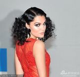 组图：Jessie J透视裙极尽诱惑 登台为火星哥颁奖