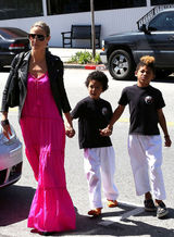 高清组图：海蒂-克鲁姆和儿子出行 夹克搭配长裙