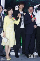 组图：2PM帅气出席慈善机构开业仪式 尼坤消瘦