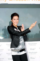 高清图：钟嘉欣打咏春笨手笨脚 陈柏宇不赞成拍床照