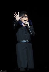 组图：罗大佑上海开唱 和红衣美女大跳探戈