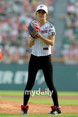 组图：金泰熙为棒球比赛开球 英姿飒爽有模有样