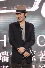 组图：吴秀波游走时尚前端 自信玩转帽子搭配