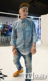 组图：G-DRAGON公开MV片场 千名粉丝同参与