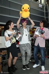 组图：阿沁升格当作家 F.I.R年底出新专辑