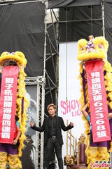 组图：罗志祥高空悬坐 与女舞伴大跳求爱舞