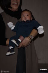 组图：弟弟卫斯理办满月酒贾静雯现身护女心切